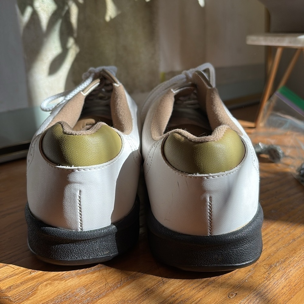 🎲 FootJoy GreenJoys 48762. Tan and white golf shoes. - Picture 4 of 10
